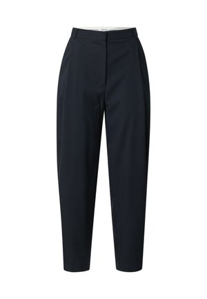 Marineblauwe broek van een gladde stof; heeft een op maat gemaakte pasvorm, plooien aan de voorkant, een middelhoge taille en taps toelopende benen.