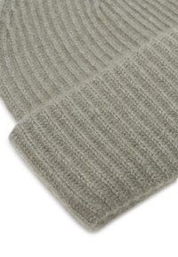 Beanie a coste grigio in maglia, realizzato in una morbida miscela di lana testurizzata, con un bordo arrotolato per maggiore calore e comfort.