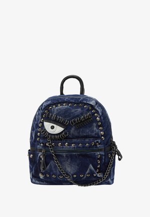 Plecak dżinsowy z wyraźnym motywem oka, srebrnymi ćwiekami, łańcuchami i teksturowanymi akcentami, z górną rączką i zapięciem na zamek.
