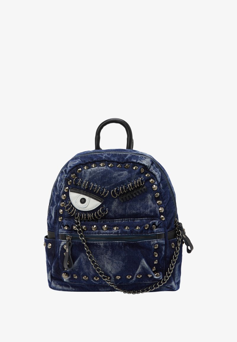 Farmer táska, kiemelkedő szemmintával, ezüst szegecsekkel, láncokkal és texturált díszítésekkel, felületes fogantyúval és cipzáras záródással.