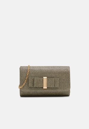 Pochette grise texturée rectangulaire avec un nœud décoratif et une fermeture rectangulaire dorée, équipée d'une anse courte en chaîne dorée.