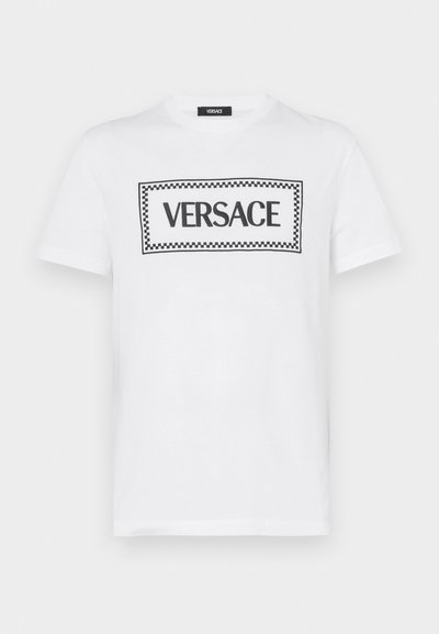 T-shirt branca de algodão com um grande logótipo retangular em preto "VERSACE" com uma borda decorativa. Mangas curtas e design de gola redonda padrão.
