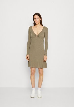 Guess OLIVIA DRESS  - Φόρεμα-πουλόβερ - mossy green