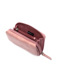 Cartera de cuero rosa con una textura suave, que cuenta con compartimentos dobles con cremallera y una correa desmontable. Etiquetada con "MISAKO" en el interior.