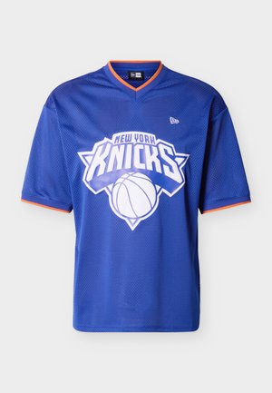 Modra košarkarska majica New York Knicks z belim logotipom in oranžnim roba na ovratniku in rokavih, kratki rokavi, zračen mrežasti material.
