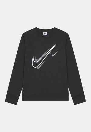 Sort langærmet crewneck-sweatshirt med tre overlappende grå og hvide Nike swoosh-logoer på fronten.