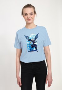 Světle modré bavlněné tričko s grafickou potiskem postavy s modrými a bílými akcenty, černými kalhotami a podrobným japonským textem.