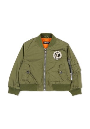 Giubbotto bomber verde oliva con polsini e orlo a coste, zip frontale, tasche con patta e bottoni, tasca con zip sulla manica e patch rotondo con logo sul petto.