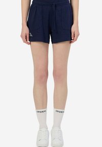 Shorts in cotone misto blu navy con elastico in vita, due tasche laterali e dettagli del logo ricamato sulla gamba sinistra.