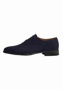 Scarpe da uomo in camoscio blu navy con finitura liscia, punta rotonda, design con sei occhielli e lacci, e suola in pelle nera.