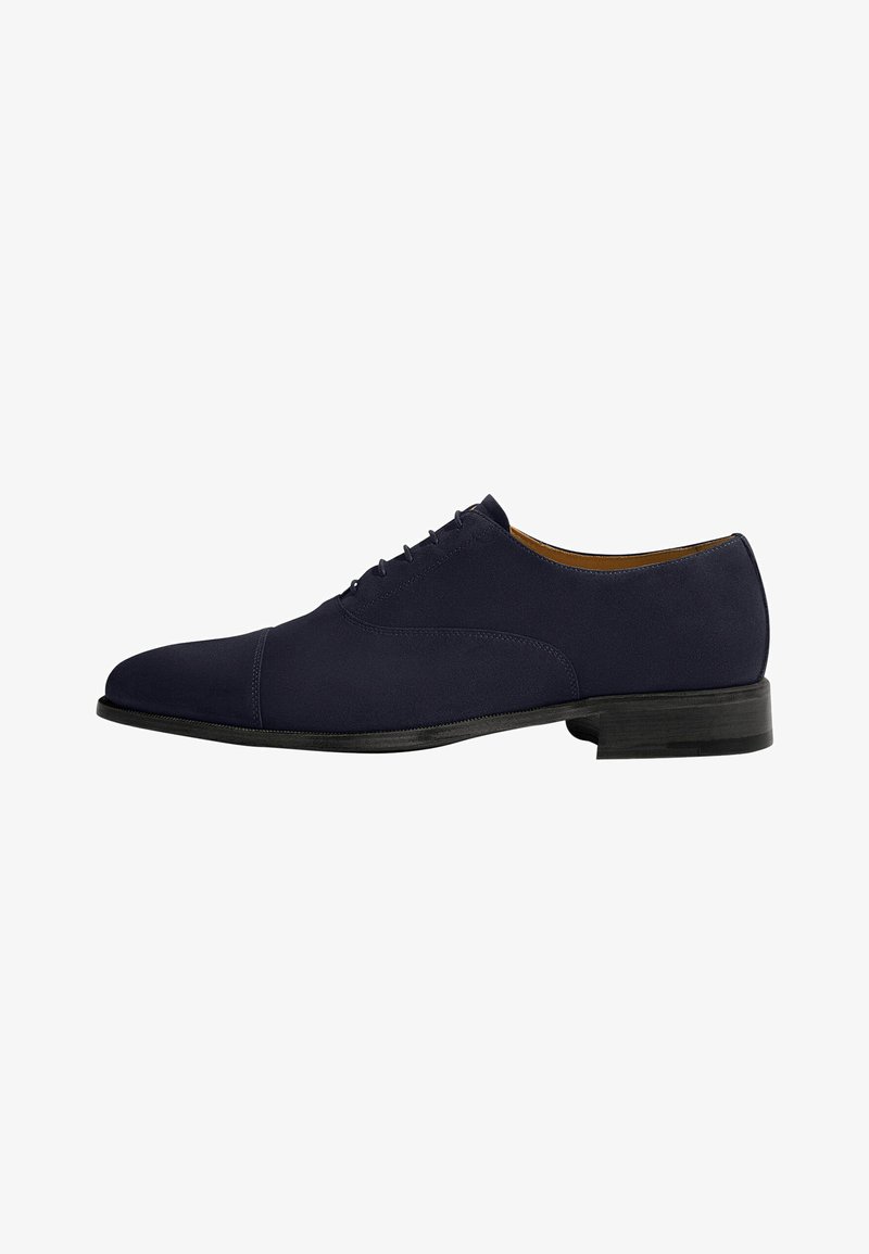 Scarpe da uomo in camoscio blu navy con finitura liscia, punta rotonda, design con sei occhielli e lacci, e suola in pelle nera.