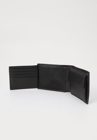 Portafoglio in pelle nera con un compartimento interno, diversi slot per carte e una finitura texturizzata. Presenta una chiusura a scatto e bordi lisci.