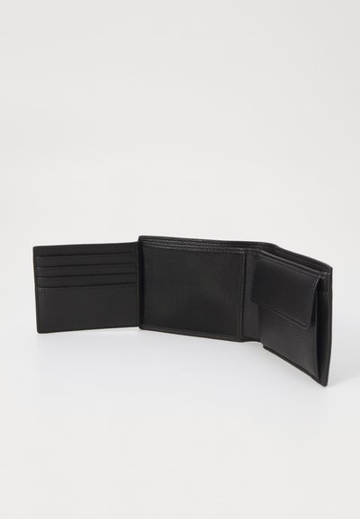 Portefeuille en cuir noir avec un compartiment intérieur, plusieurs emplacements pour cartes et une finition texturée. Il dispose d'une fermeture à pression et de bords lisses.