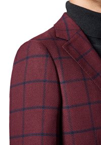 Burgundowa marynarka z textured tkaniny, w niebiesko-czarną kratę. Posiada wycięty kołnierz i widoczne detale szwów.