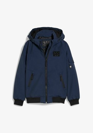 Veste à capuche bleu marine avec fermeture éclair sur le devant, deux poches zippées, poignets et ourlet côtelés, et écusson "NYC" sur la poitrine et la manche.