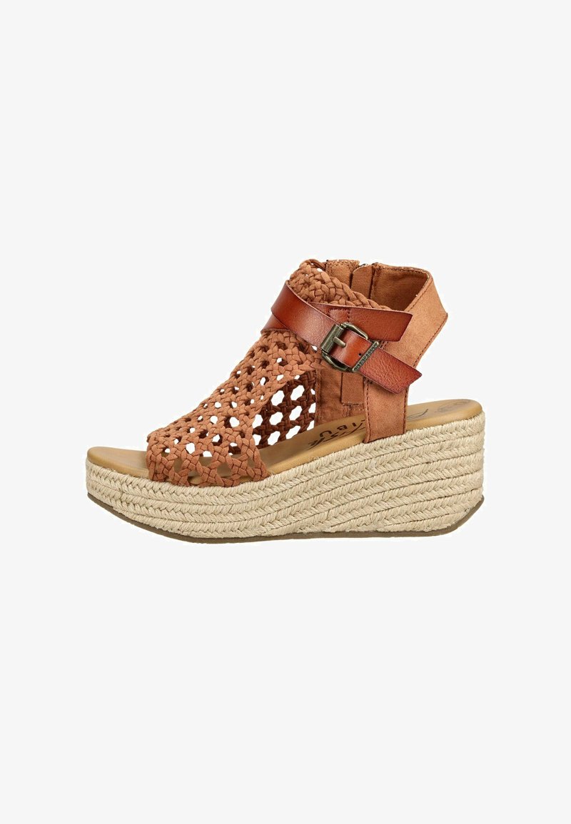 Hnedá tkaná klinová sandála s remienkom okolo členka, prackovým zapínaním a podrážkou z pletenej juty.