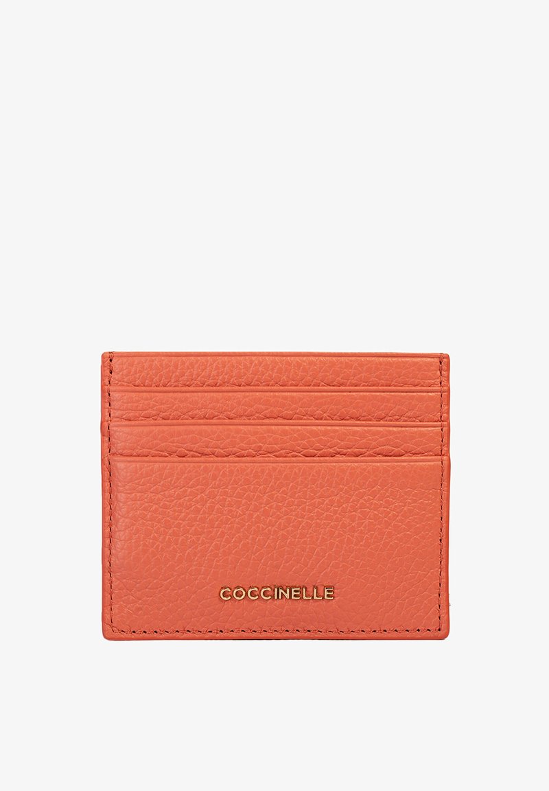 Oranje leren kaarthouder met een structuur oppervlak. Bevat vijf kaartsleuven en een gouden logo op de voorkant. Compact en rechthoekig ontwerp.