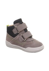 Bota de ante gris con tejido de malla negra, costuras verdes y dos correas de Velcro. Suela de goma redondeada diseñada para comodidad y soporte.