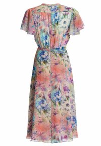 Robe midi fleurie avec manches volantées, tissu plissé, taille ceinturée, et couleurs pastel comprenant du rose, bleu, violet et vert.