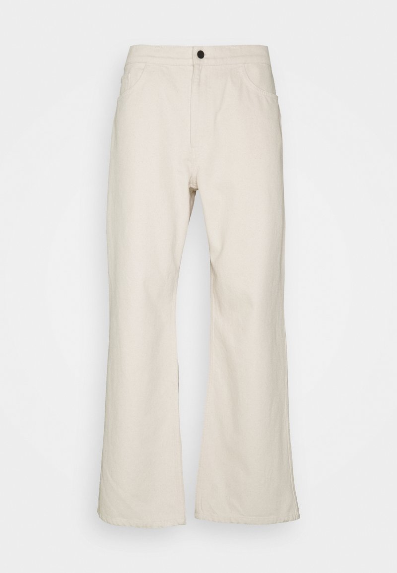 Béžové kalhoty s širokými nohavicemi z bavlny, vybavené zapínáním na knoflíky, předními kapsami a čistým lemem. Hladká textura s minimem švů.