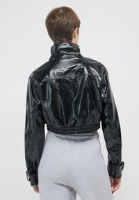 Calliope EFFETTO - Giacca in similpelle - nero