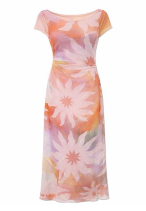 Rochie midi mulată, cu mâneci scurte, cu modele mari florale în tonuri pastel de portocaliu și roz pe un fundal delicat de acuarelă.