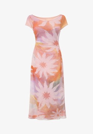 Rochie midi mulată, cu mâneci scurte, cu modele mari florale în tonuri pastel de portocaliu și roz pe un fundal delicat de acuarelă.