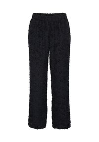 Czarne spodnie o strukturalnej fakturze, prostym kroju nogawki, elastycznej talii oraz wypukłym, nieregularnym wzorze na całej tkaninie.