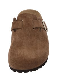 Brune ruskindssko med lukket tå og to justerbare remme, der har en sølvspænde og en struktureret gummisål for bedre greb.