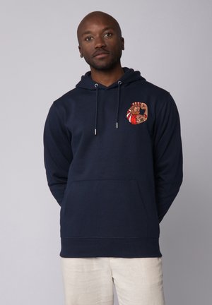 Navyblauer Hoodie aus weichem Material mit einem grafischen Design auf der linken Brust, einer Fronttasche und verstellbarem Kordelzug in der Kapuze.