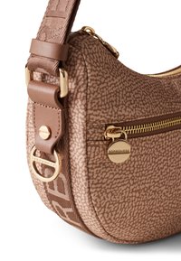 Borsa a spalla marrone con motivo, realizzata in un tessuto testurizzato, con hardware dorato, una tasca con zipper e un accento decorativo sulla tracolla.