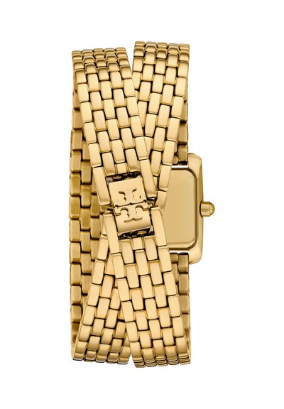 Klocka i guldfärgat utförande med ett brett, flerradigt vävt metallarmband och ett litet rektangulärt boett, med dekorativt spänndetalj.