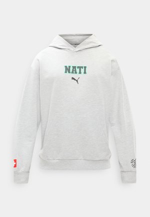 Sudadera con capucha de color gris claro, bolsillo frontal, texto verde "NATI", logo de Puma en negro debajo y pequeños símbolos rojos y negros en las mangas.
