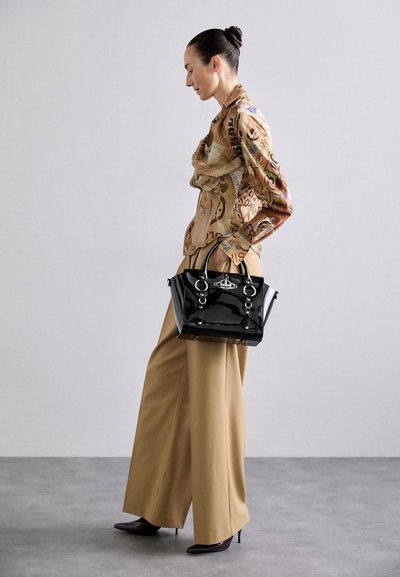 Vivienne Westwood BETTY MEDIUM HANDBAG - Handbag - black