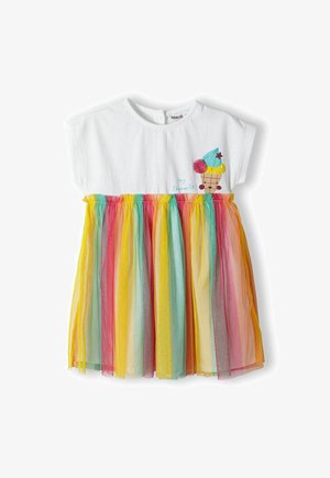 Rochie din bumbac alb cu o fustă din tul colorat în nuanțe de roz, galben, portocaliu și turcoaz. Are un graphic cu înghețată pe piept.