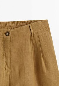 Braune Leinenhose mit elastischem Bund, Knopfverschluss und Vorderfalten. Sie zeichnet sich durch einen strukturierten Stoff und seitliche Taschen aus.