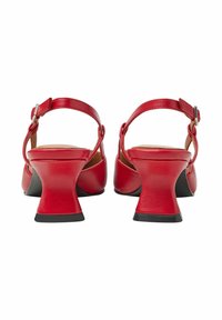 Rote Leder-Absatzsandalen mit offener Rückseite, Knöchelriemen mit Schnalle und einem weit ausgestellten Absatz mit strukturierten Oberflächen.