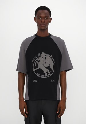 Han Kjøbenhavn SUCCESSOR PRINTED TEE - Marškinėliai su spaudiniu - anthracite black