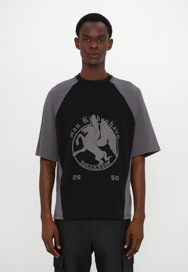 SUCCESSOR PRINTED TEE - Print T-shirt