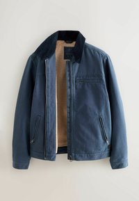 Veste bleue avec col noir, fermeture éclair à l’avant, poches poitrine et latérales zippées, doublure en polaire beige, présentée sur un fond clair.