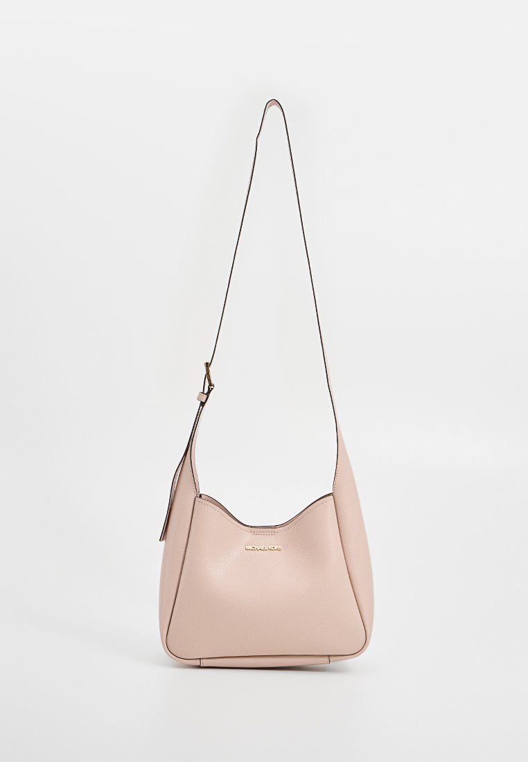 Sac à épaule en cuir beige avec une longue bandoulière, un fond arrondi et un petit logo doré "Michael Kors" centré à l'avant.