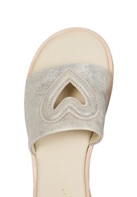 Sandal in beige con parte superiore testurizzata e un taglio a forma di cuore. Suola morbida e design minimalista con accenti di lucentezza sottile.