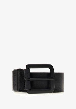Zwarte leren riem met een matte zwarte rechthoekige gesp. Glad oppervlak met geperst "GUESS" logo op de riem.