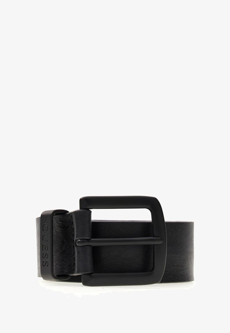 Cintura nera in pelle con fibbia rettangolare nera opaca. Texture liscia con marchio "GUESS" in rilievo sulla cintura.