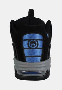 Zapatilla deportiva negra con un talón con patrón azul y plateado. Presenta un collar acolchado y una lengüeta para facilitar su uso. Suela de goma.