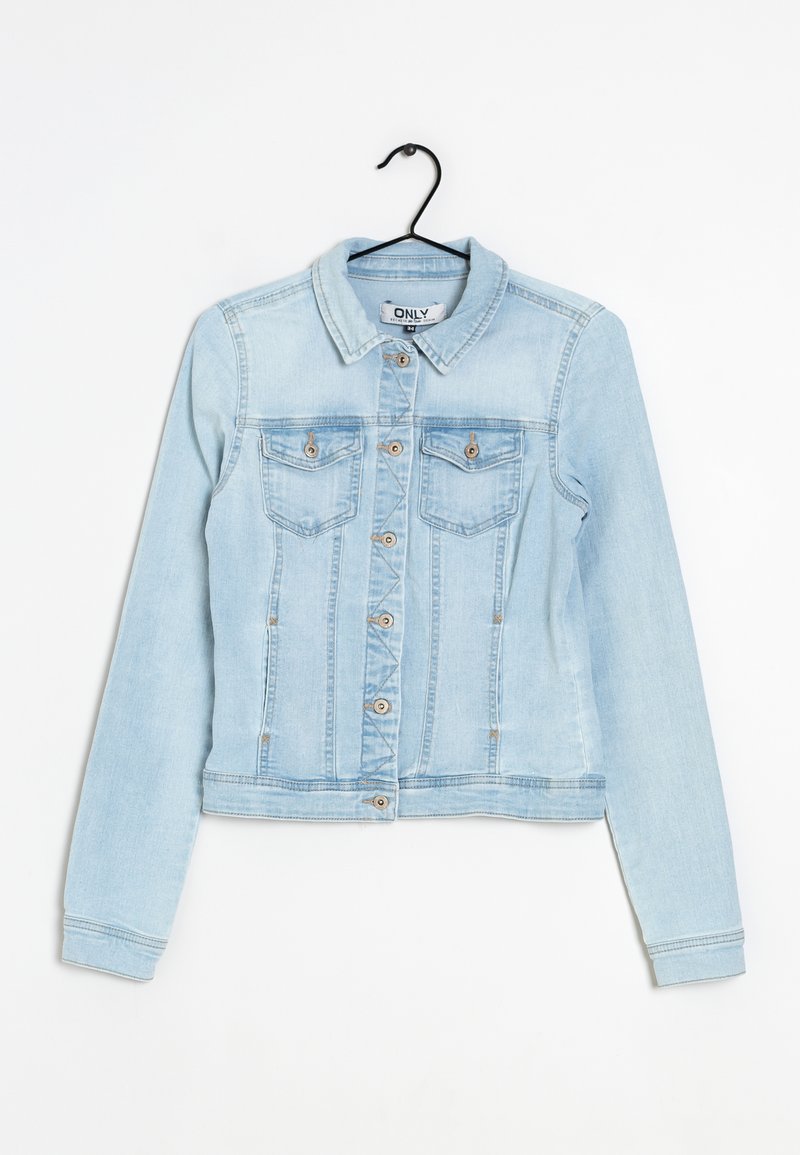 Vaaleansininen farkkutakki, jossa on kaulus, etunapit, kaksi rintataskua ja pitkät hihat. Kangas on hieman kulutettu.