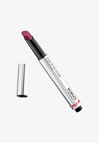 Produkt do ust KIKO z metalicznym srebrnym opakowaniem, czarnymi akcentami i okrągłym czereśniowym końcem. Nakrętka jest cylindryczna i błyszcząca.