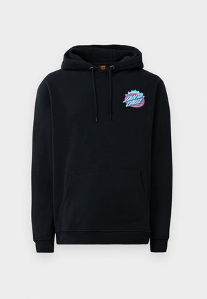 Zwarte hoodie met een voorzak en kleurrijk "Santa Cruz" logo op de linkerborst, voorzien van een capuchon en trekkoorden.