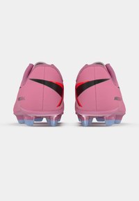 Vaaleanpunaiset jalkapallokengät, joissa on tyylikäs muotoilu, mustat ja punaiset yksityiskohdat sekä läpinäkyvät siniset nappulat. Pehmeä päällismateriaali lisää mukavuutta.