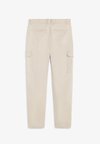 Pantaloni cargo bej confecționați dintr-un material durabil, având două buzunare laterale pentru cargo, două buzunare la spate și un design cu pantaloni tapered.